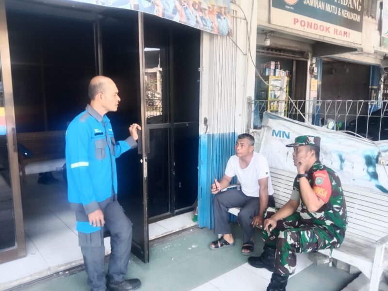 Babinsa Koramil 06/Indrapuri Sertu Zulrahmadan bersama petugas PLN melaksanakan Komsos untuk mengingatkan warga pentingnya pengecekan instalasi listrik guna mencegah korsleting dan kebakaran, Sabtu (31/1/2026).