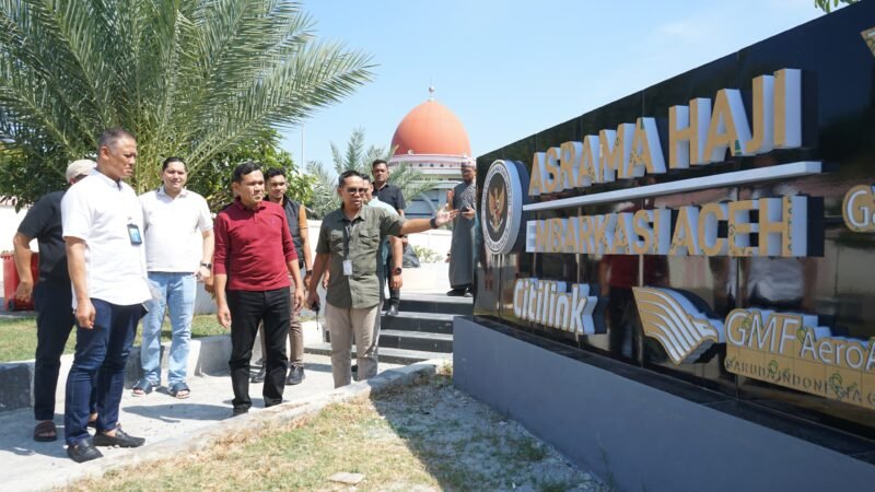 Wakil Gubernur Aceh, Fadhlullah, SE meninjau langsung progres pembangunan pesawat Boeing 737 non-operasional yang ditempatkan di kawasan Asrama Haji Aceh, Sabtu, 31 Januari 2026. Pesawat ini difungsikan sebagai sarana simulasi perjalanan udara bagi calon jemaah haji dan umrah, sekaligus diproyeksikan menjadi wahana edukasi dan destinasi pariwisata baru yang memperkuat peran Asrama Haji Aceh.