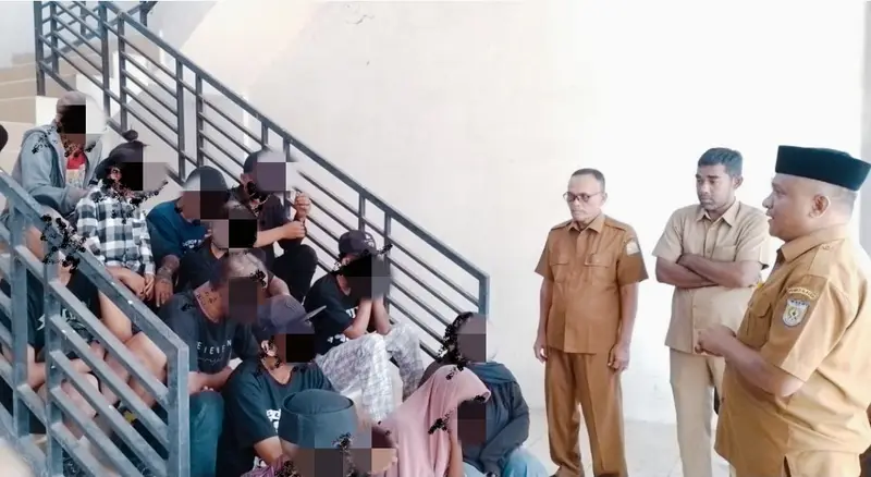 Personel Satpol PP-WH Kota Banda Aceh saat melakukan penertiban terhadap Pemerlu Pelayanan Kesejahteraan Sosial (PPKS) di kawasan Simpang Lima, Sabtu (24/1/2026). Langkah ini dilakukan untuk menjaga ketertiban umum dan keindahan tata ruang kota.