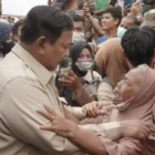 Presiden Prabowo Subianto menegaskan komitmen pemerintah dalam penanganan bencana di Sumatra saat memimpin rapat koordinasi di Aceh Tamiang, Kamis (1/1/2026). Meski tidak berstatus bencana nasional, Presiden menjamin negara akan