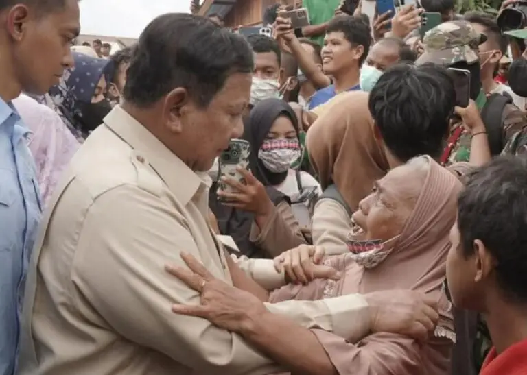 Presiden Prabowo Subianto menegaskan komitmen pemerintah dalam penanganan bencana di Sumatra saat memimpin rapat koordinasi di Aceh Tamiang, Kamis (1/1/2026). Meski tidak berstatus bencana nasional, Presiden menjamin negara akan