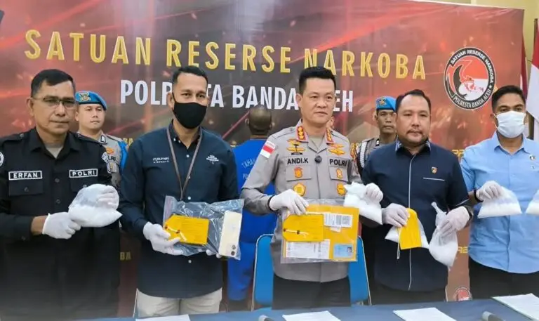 Kapolresta Banda Aceh, Kombes Pol Andi Kirana, menunjukkan barang bukti sabu seberat 1.972 gram yang disita dari tersangka NF (42) dalam konferensi pers di Mapolresta Banda Aceh, Selasa (13/1/2026).