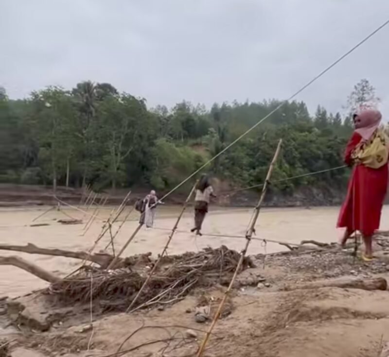 Akses jalan tertutup longsor di wilayah Aceh Tengah. Hingga 50 hari pascabencana banjir dan longsor, puluhan desa masih terisolasi akibat rusaknya jalan dan jembatan, membuat ribuan warga terdampak bertahan dengan keterbatasan akses.” kamis, 15 Januari 2026.