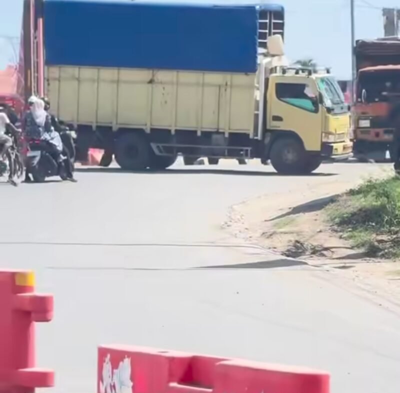 Petugas gabungan melakukan pengawasan ketat di jembatan bailey Kutablang, Kabupaten Bireuen. Jembatan darurat berkapasitas maksimal 30 ton ini dijaga 24 jam guna mencegah kendaraan over tonase demi keselamatan pengguna jalan dan kelancaran arus Banda Aceh–Medan.” kamis, 15 Januari 2026.
