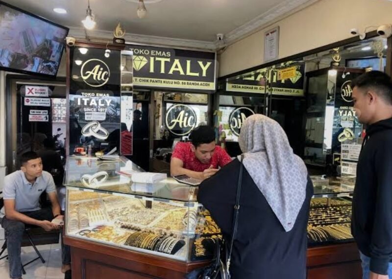 Pantauan di kawasan Pasar Aceh, Banda Aceh, Rabu (14/1/2026), harga emas tercatat telah menyentuh angka Rp8.100.000 per mayam, belum termasuk ongkos pembuatan. Foto : toko emas Italy pasar Aceh 