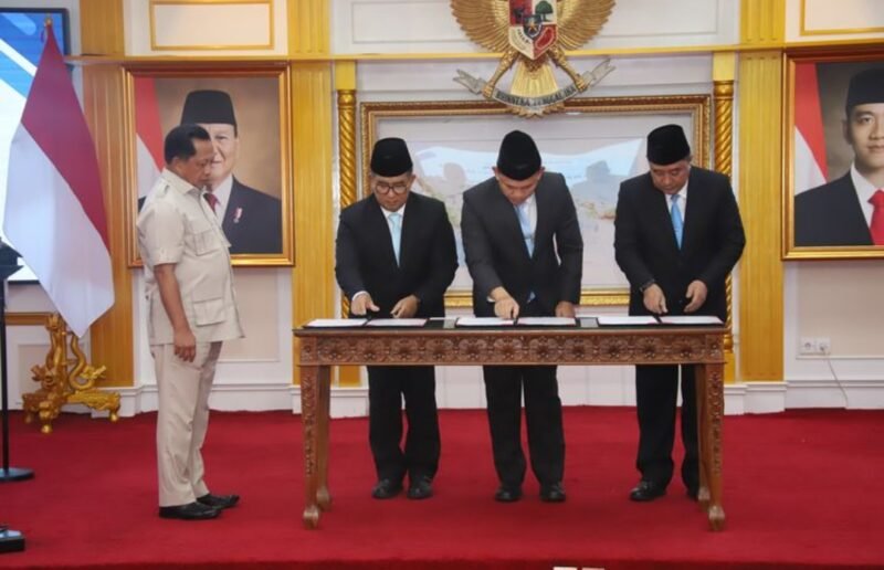 Menteri Dalam Negeri Muhammad Tito Karnavian melantik tiga pejabat pimpinan tinggi madya di lingkungan Kemendagri, Rabu (14/1/2026). Mendagri menekankan pentingnya kompetensi, kecepatan, dan inisiatif dalam mendukung tugas strategis kementerian.