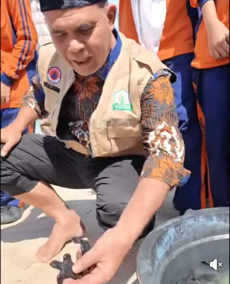 Plt. Kadisdik Aceh Murthalamuddin, S.Pd., MSP mengapresiasi siswa/i SMAN 1 Lhoknga atas keterlibatan mereka dalam aksi konservasi penyu sebagai wujud kepedulian generasi muda terhadap keberlanjutan laut Aceh, Kamis, 15 Januari 2026.