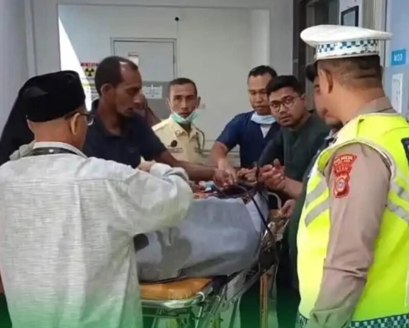Petugas Satlantas Polresta Banda Aceh melakukan olah TKP kecelakaan maut yang menewaskan seorang PNS di Jalan Bandara Sultan Iskandar Muda, Aceh Besar, Kamis (15/1/2026).