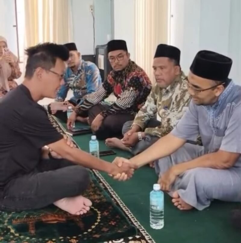 Prosesi pensyahadatan seorang warga yang sebelumnya beragama Buddha berlangsung khidmat di Kantor Dinas Syariat Islam Kota Banda Aceh, Kamis (15/1/2026), didampingi petugas DSI dan Tim Baitul Mal Kota Banda Aceh sebagai bentuk pembinaan dan pelayanan keagamaan.