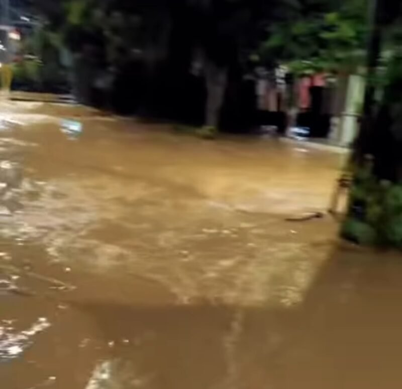 Banjir merendam ruas jalan dan permukiman warga di Kota Semarang, Kamis (15/1/2026), bertepatan dengan peringatan malam Isra Mikraj. Air meluap dengan arus deras akibat hujan intensitas tinggi, mengganggu aktivitas warga dan lalu lintas. Warga diimbau tetap waspada dan mengutamakan keselamatan.