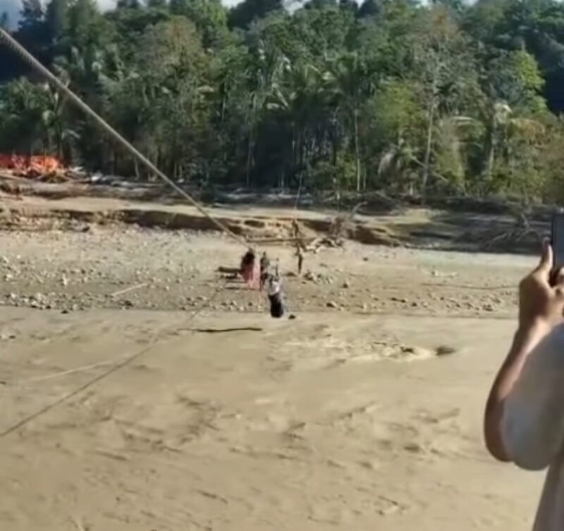 kondisi jembatan antardesa dan antarkecamatan di Aceh yang belum tertangani pascabencana Sumatera saat Rapat Koordinasi Rehabilitasi dan Rekonstruksi di Kemendagri, Jakarta, Kamis (15/1/2026).