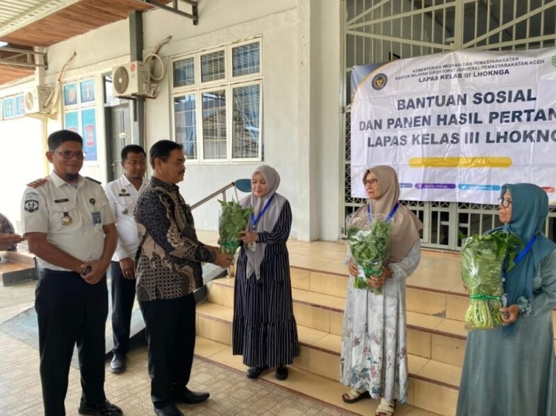 Kepala Dinas Pertanian Aceh Besar Jakfar SP MSi bersama unsur Forkopimda menyalurkan bantuan sosial hasil panen pertanian Lapas Kelas III Lhoknga pada Panen Raya Serentak Ketahanan Pangan Pemasyarakatan, di Kabupaten Aceh Besar, Kamis (15/1/2026). FOTO: MC ACEH BESAR