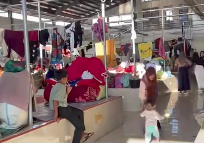 Warga terdampak banjir dan longsor di Aceh masih bertahan di lokasi pengungsian. Pemerintah terus mempercepat pembangunan hunian sementara sebagai langkah pemulihan pascabencana.(16/01/2026).