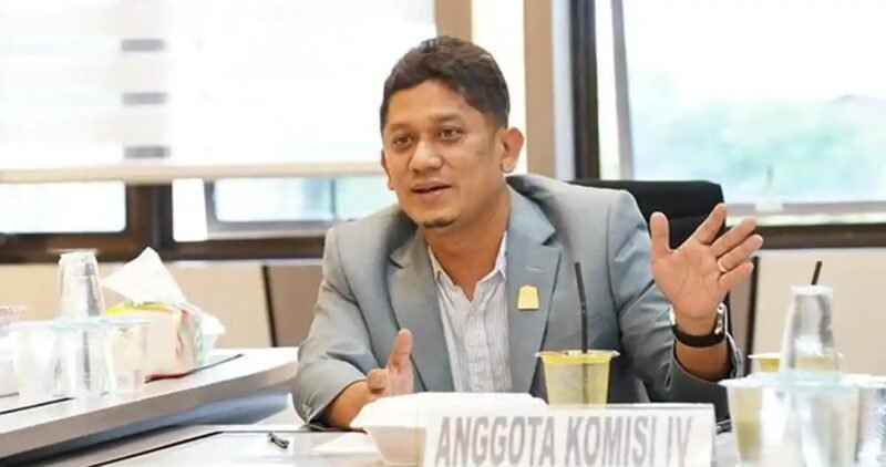 Anggota DPRA Khalid menyampaikan dukungan terhadap kebijakan Gubernur Aceh Muzakir Manaf terkait fokus pemulihan ekonomi dan infrastruktur pascabencana, di Banda Aceh, Sabtu (17/1/2026).