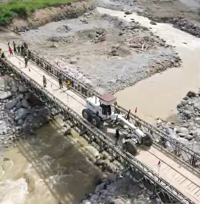 Prajurit Yonzipur 16/Dhika Anoraga saat menyelesaikan pembangunan Jembatan Bailey di Kampung KR Pelang, Aceh Tengah, yang kini telah difungsikan sebagai jalur penghubung Kecamatan Silih Nara dan Rusip Antara.(17/01/2026).