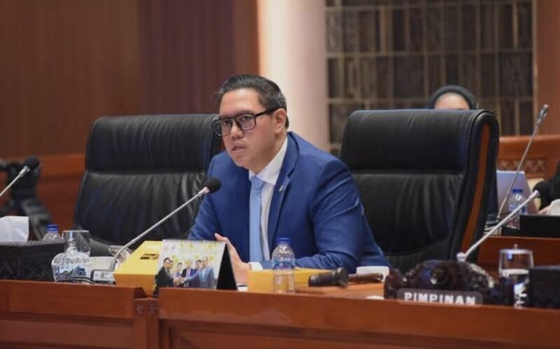 Wakil Ketua Komisi I DPR RI Dave Laksono saat memberikan keterangan kepada awak media terkait isu pertahanan dan kebijakan luar negeri.(17/01/2026).