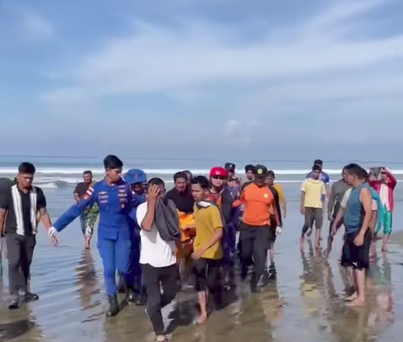 Tim SAR gabungan melakukan pencarian remaja yang tenggelam di Pantai Krueng, Kecamatan Leupung, Aceh Besar. Korban akhirnya ditemukan pada hari kedua pencarian, Minggu (18/1/2026).