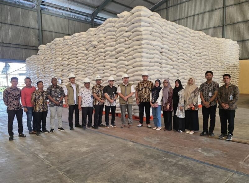 Petugas BULOG Aceh memantau stok beras di salah satu gudang penyimpanan. BULOG memastikan ketersediaan pangan di Aceh aman dan mencukupi menjelang Tradisi Meugang, Ramadan, dan Idulfitri 1447 H.(18/01/2026).
