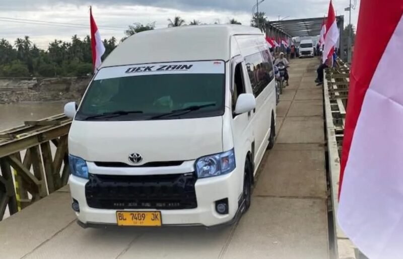 Petugas melakukan pengawasan dan pemeriksaan kendaraan yang melintas di Jembatan Bailey Krueng Tingkeum, Kecamatan Kuta Blang, Bireuen, Minggu (18/1/2026), menyusul pemberlakuan pembatasan muatan demi menjaga keamanan jembatan darurat jalur nasional Banda Aceh–Medan.