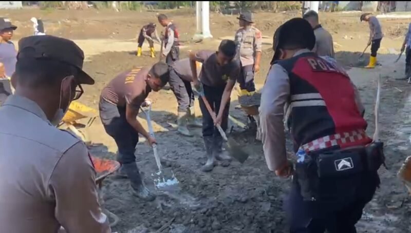 Personel Polres Pidie Jaya bersama BKO Brimob Polda Aceh dan dewan guru melakukan gotong royong membersihkan lingkungan MIN 1 Pidie Jaya di Meureudu, Sabtu (17/1/2026), sebagai upaya percepatan pemulihan sarana pendidikan pascabencana banjir.