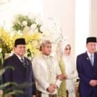 Presiden Prabowo Subianto meneteskan air mata haru saat menyaksikan prosesi ijab kabul Sekretaris Pribadinya, Agung Surahman, di Gedung Sasono Utomo, TMII, Jakarta, Minggu (18/1/2026).