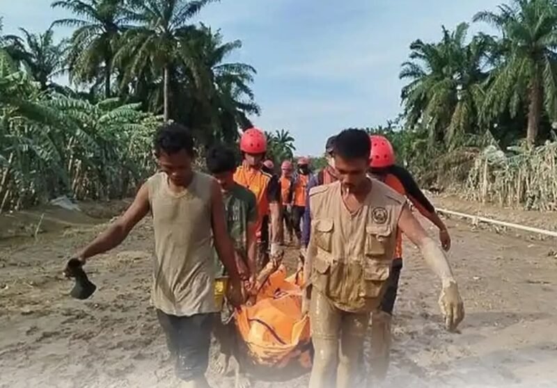 Tim SAR gabungan mengevakuasi korban longsor di Aceh Tengah. Dengan penemuan ini, jumlah korban meninggal akibat bencana banjir dan tanah longsor di Aceh mencapai 561 orang.(19/01/2026).