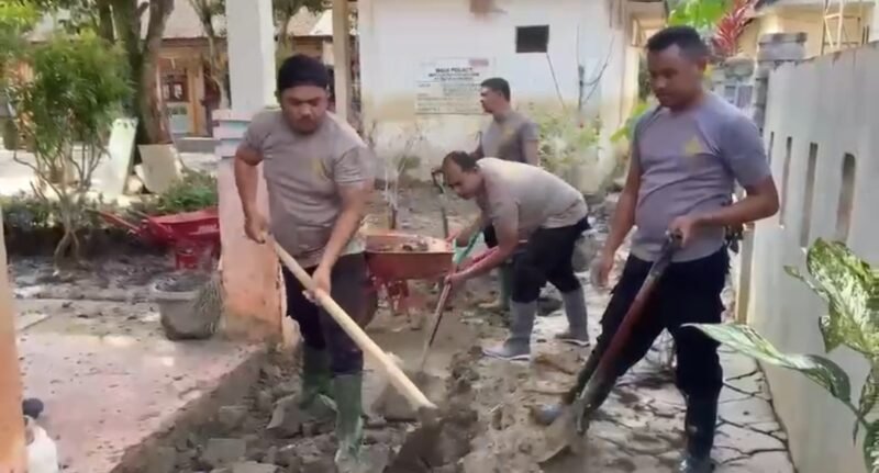 Personel Polres Bireuen bersama jajaran Polsek dan pihak sekolah membersihkan lumpur di SD Negeri 11 Kutablang, Desa Keurumbok, Kecamatan Kutablang, Minggu (18/1/2026), pascabanjir bandang.