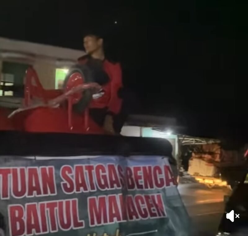 Tim Satgas Bencana Baitul Mal Aceh bersama warga melakukan pembersihan lumpur dan sisa material banjir di salah satu dayah dan sekolah di Kabupaten Aceh Tamiang, sebagai bagian dari upaya pemulihan pascabencana.(18/01/2026).