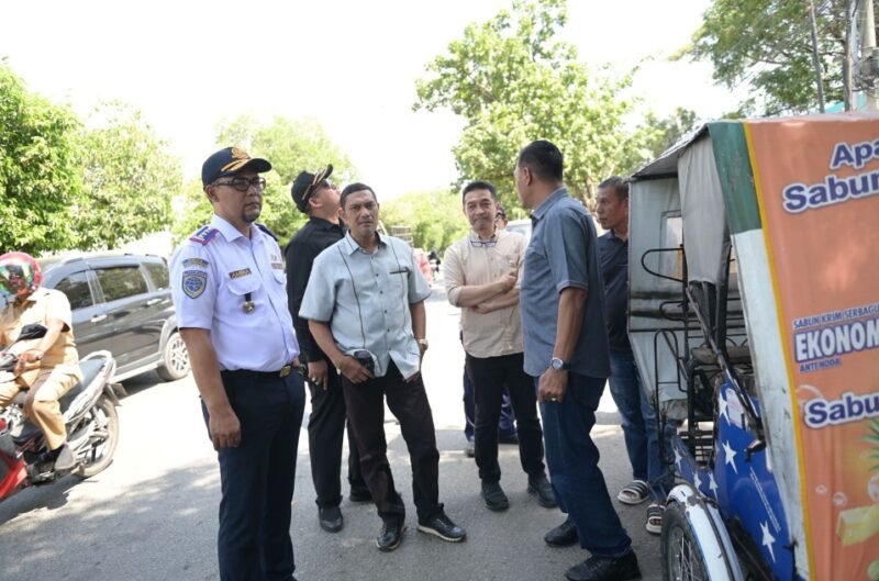 Anggota Komisi III DPRK Banda Aceh bersama Dinas Perhubungan dan Dinas PUPR Kota Banda Aceh saat melakukan kunjungan lapangan guna meninjau dampak kebijakan peningkatan PAD terhadap ketertiban lalu lintas dan keindahan kota.(19/01/2026)