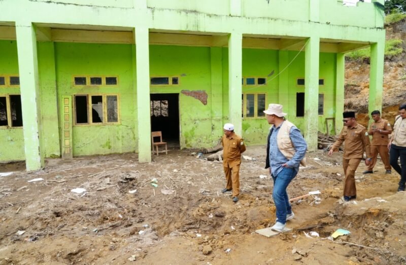 Kepala SMAS Bustanul Ulum Jailani, S.Ag, mendampingi Plt Kadis Pendidikan Aceh Murthalamuddin saat meninjau kondisi bangunan sekolah yang rusak berat akibat banjir bandang di Kabupaten Bener Meriah.(20/01/2026)