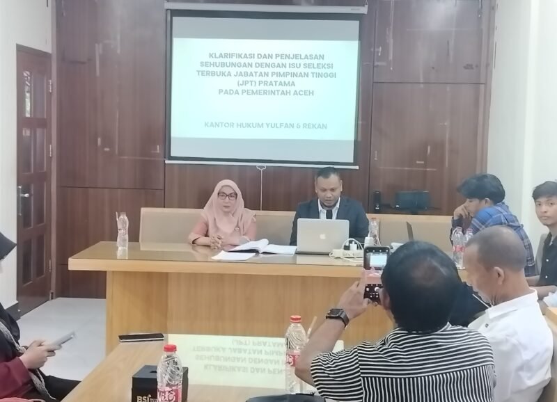 Kuasa Hukum Yulfan & Rekan saat menyampaikan rilis resmi klarifikasi status hukum Ibu Anita terkait keikutsertaannya dalam Seleksi Jabatan Pimpinan Tinggi Pratama di lingkungan Pemerintah Aceh.(20/01/2026).