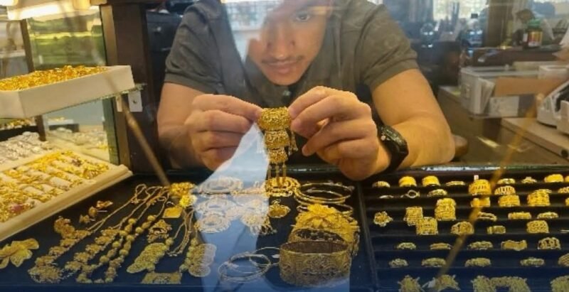 Harga emas di Aceh kembali mencetak rekor dengan menembus Rp8,6 juta per mayam. Warga bertanya, akankah emas melaju ke Rp9–10 juta per mayam? (20/01/2026).