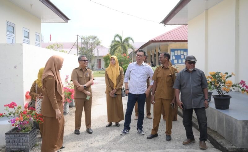 Wakil Ketua DPRK Banda Aceh Dr. Musriadi Aswad, M.Pd bersama Anggota Komisi II DPRK Banda Aceh Irwansyah, S.E meninjau kondisi sarana dan prasarana SD dan SMP di Kecamatan Ulee Kareng, Kota Banda Aceh, Senin (19/1/2026).