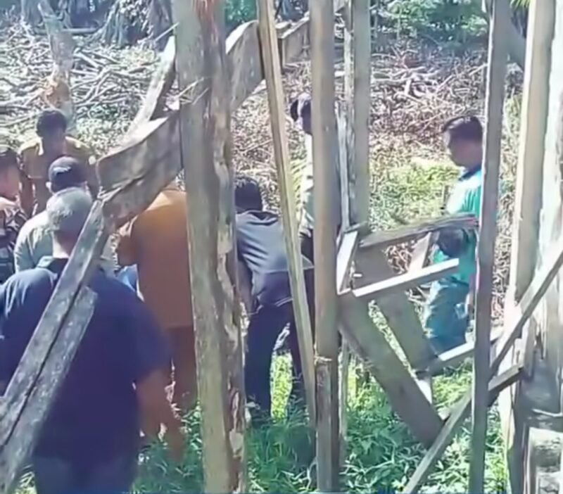 Petugas memasang garis polisi di lokasi sumur bor Masjid Paya Deumam Lhee, Kecamatan Pante Bidari I, Aceh Timur, yang mengeluarkan semburan lumpur bercampur gas saat proses pengeboran, Selasa (20/1/2026).