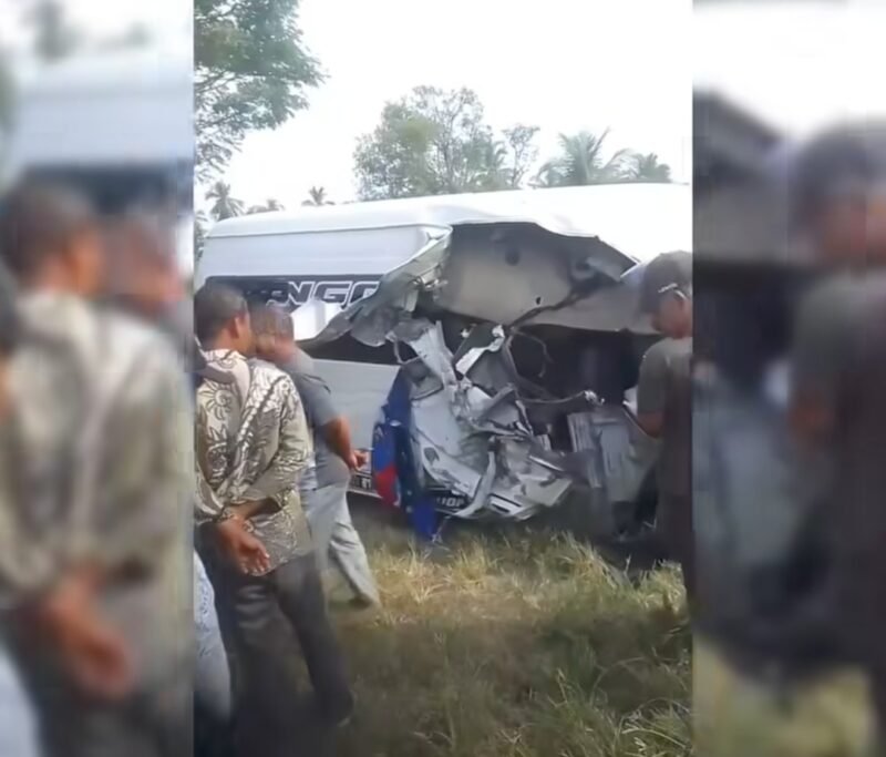 Petugas kepolisian melakukan olah TKP kecelakaan lalu lintas antara mobil penumpang Hiace dan Colt Diesel di Jalan Medan–Banda Aceh, Dusun Meurandeh, Kecamatan Julok, Aceh Timur, Rabu (21/1/2026).