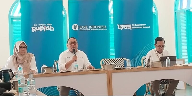 Kepala Perwakilan Bank Indonesia Provinsi Aceh, Agus Chusaini, saat berdialog dengan awak media dalam kegiatan bincang bareng di Banda Aceh, Rabu, (21/1/2026), membahas kondisi dan prospek pemulihan ekonomi Aceh.