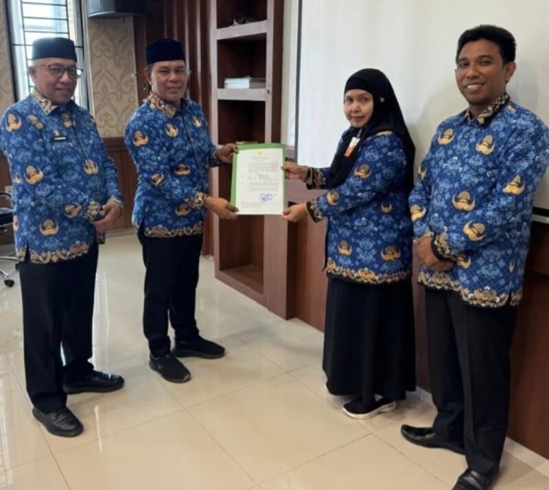 Bupati Aceh Besar Muharram Idris didampingi Asisten I Sekdakab Aceh Besar Farhan, A.P., menyerahkan SK Pelaksana Tugas Kepala Dinas Pendidikan dan Kebudayaan kepada Rahmawati, S.Pd., M.Si., disaksikan Plt sebelumnya Dr. Agus Jumaidi, M.Pd., di Kantor Bupati Aceh Besar, Kota Jantho, Senin (19/1/2026).