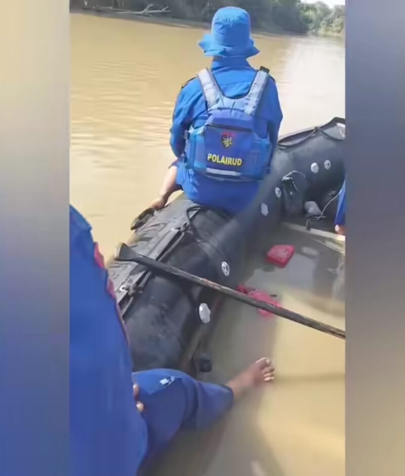 Tim gabungan bersama warga melakukan pencarian terhadap remaja yang dilaporkan tenggelam di Daerah Aliran Sungai Krueng Meureubo, Desa Tanjung Bungong, Kabupaten Aceh Barat, Selasa (20/1/2026).