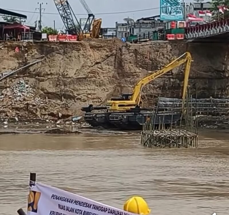 Pekerja memulai pembangunan jembatan rangka baja permanen Krueng Tingkeum di Gampong Kutablang, Kabupaten Bireuen, Rabu (21/01/2026), yang diharapkan meningkatkan konektivitas dan keselamatan akses transportasi warga.
