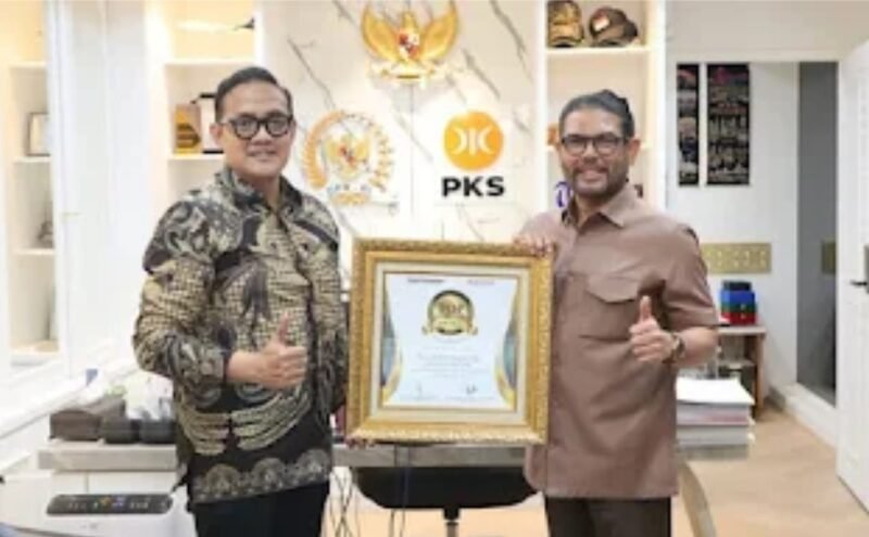 Anggota DPR RI asal Aceh, Dr. M. Nasir Djamil, S.Ag., MM, menerima TOP Legislator Award 2025 sebagai bentuk apresiasi atas kinerja dan konsistensinya memperjuangkan aspirasi rakyat.(2101/2026).