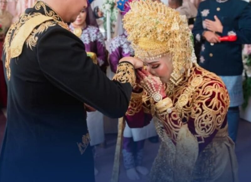 Ilustrasi pasangan pengantin usai melangsungkan akad nikah di Kantor Urusan Agama (KUA). Data Kemenag Aceh menunjukkan angka pernikahan di Aceh terus menurun dalam enam tahun terakhir.(21/01/2026).