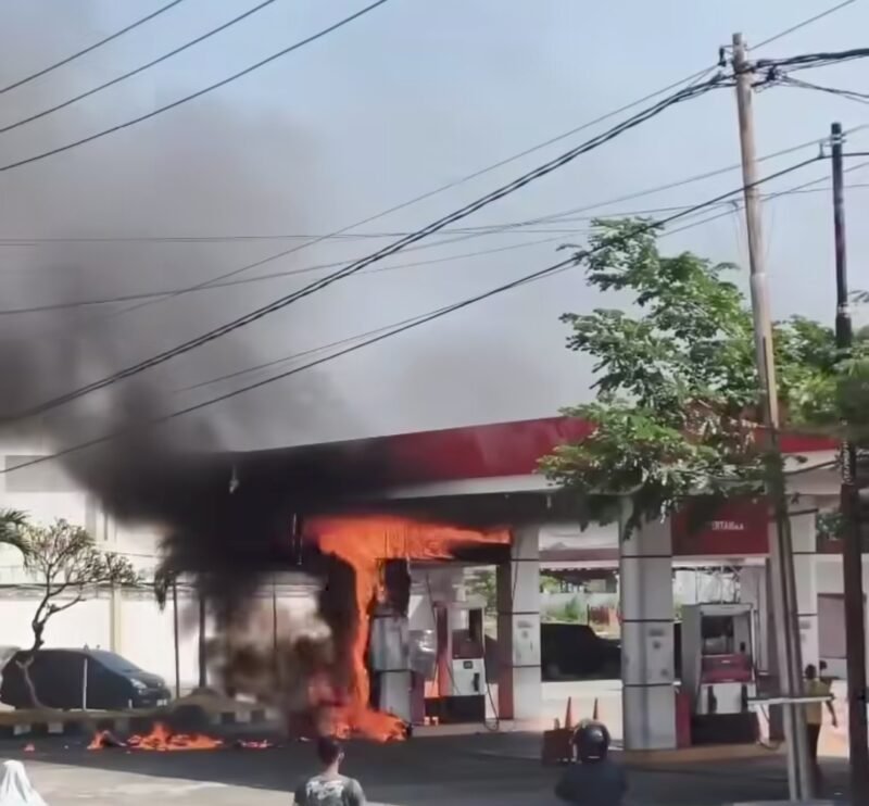 Kobaran api membakar dispenser BBM di sebuah SPBU di Jalan A Majid Ibrahim, Kota Sigli, Pidie, Jumat (23/1/2026). Satu unit mobil pick up turut hangus dalam peristiwa tersebut.