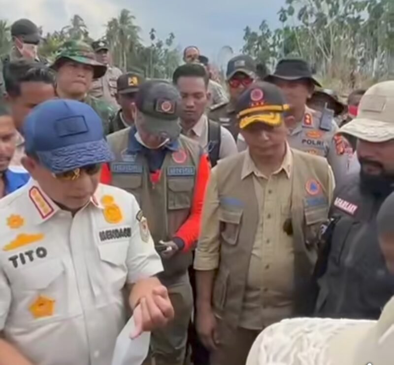 Menteri Dalam Negeri Muhammad Tito Karnavian meninjau hunian sementara (Huntara) korban banjir di Kecamatan Langkahan, Aceh Utara, Jumat (23/1/2026).