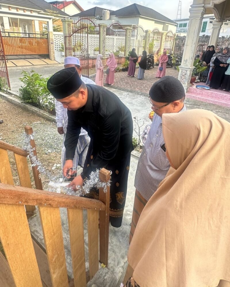 Ketua Fraksi PKS DPRK Banda Aceh Tuanku Muhammad berfoto bersama tokoh agama dan jamaah Majelis Taklim Gampong Lamgugob usai meresmikan Balai Pengajian Taklimul Ummat, Kecamatan Syiah Kuala, Rabu (21/1/2026).