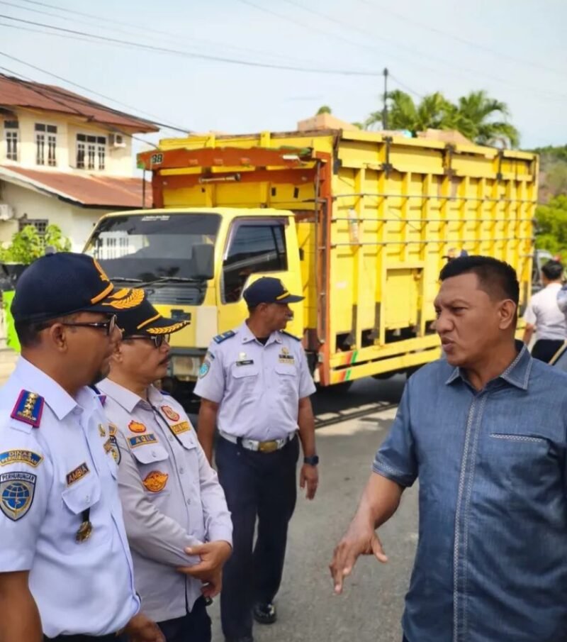 Dishub Kota Banda Aceh bersama Komisi III DPRK Banda Aceh meninjau langsung sejumlah ruas jalan yang kerap mengalami perlambatan arus lalu lintas akibat parkir tidak tertib, Senin (19/1/2026).