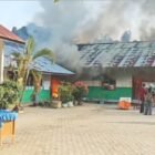 Petugas pemadam kebakaran berupaya memadamkan api yang menghanguskan lima ruang bangunan SDN 5 Kuta Makmur di Desa Blang Talon, Kecamatan Kuta Makmur, Aceh Utara, Jumat (23/1/2026) sore.