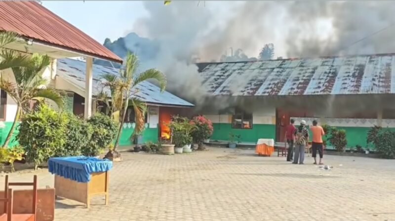 Petugas pemadam kebakaran berupaya memadamkan api yang menghanguskan lima ruang bangunan SDN 5 Kuta Makmur di Desa Blang Talon, Kecamatan Kuta Makmur, Aceh Utara, Jumat (23/1/2026) sore.