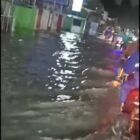 Pengendara roda dua dan roda empat nekat menerobos banjir setinggi sekitar 30 sentimeter yang merendam Jalan KH Hasyim Ashari, Ciledug, tepatnya di depan Perumahan Ciledug Indah 1, Jumat (23/1/2026) malam.