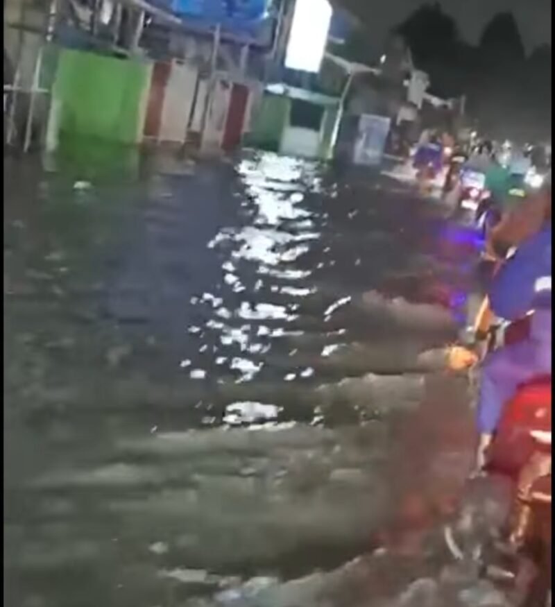 Pengendara roda dua dan roda empat nekat menerobos banjir setinggi sekitar 30 sentimeter yang merendam Jalan KH Hasyim Ashari, Ciledug, tepatnya di depan Perumahan Ciledug Indah 1, Jumat (23/1/2026) malam.