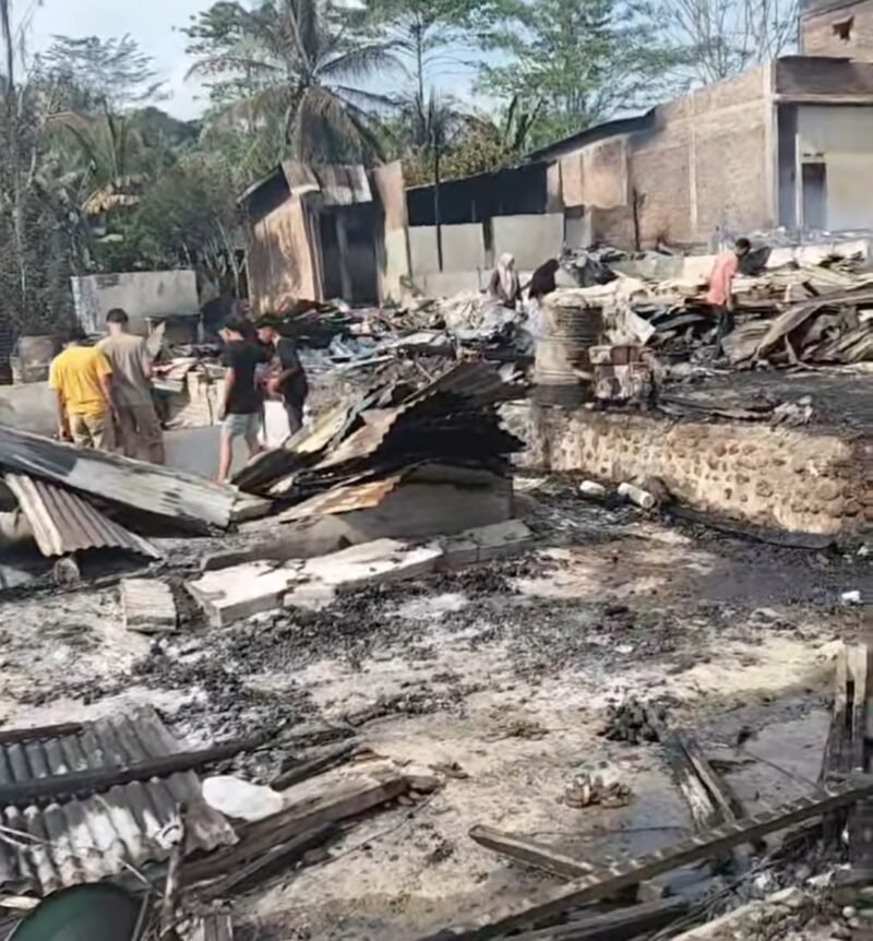 Kobaran api melalap rumah warga di Desa Alur Pinang, Kecamatan Peunaron, Aceh Timur, Kamis (22/1/2026). Sebanyak 11 rumah hangus terbakar, menambah duka warga yang belum pulih dari trauma banjir dua bulan lalu.